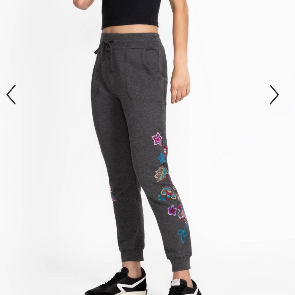 JOHNNY WAS FRENCH TERRY JOGGER IN CHARCOAL WITH VIBRANT FLORAL EMBROIDERY SZ M